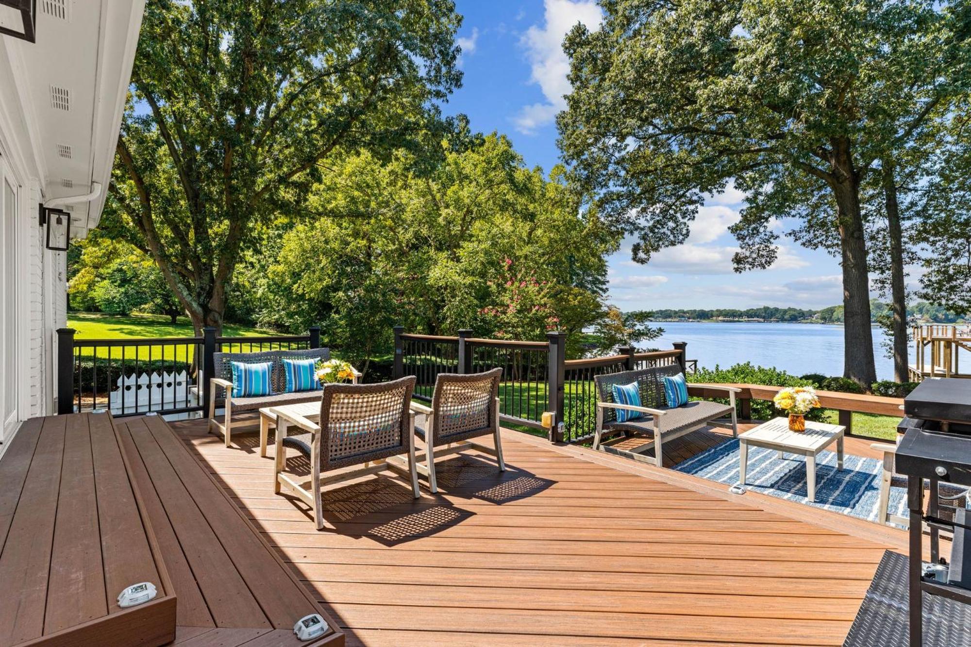 Lakefront Living Муурсвил Екстериор снимка