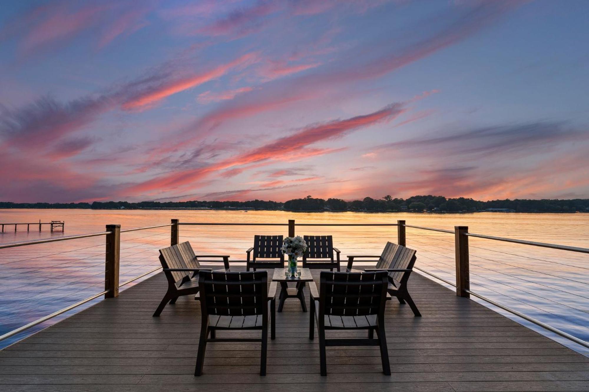 Lakefront Living Муурсвил Екстериор снимка
