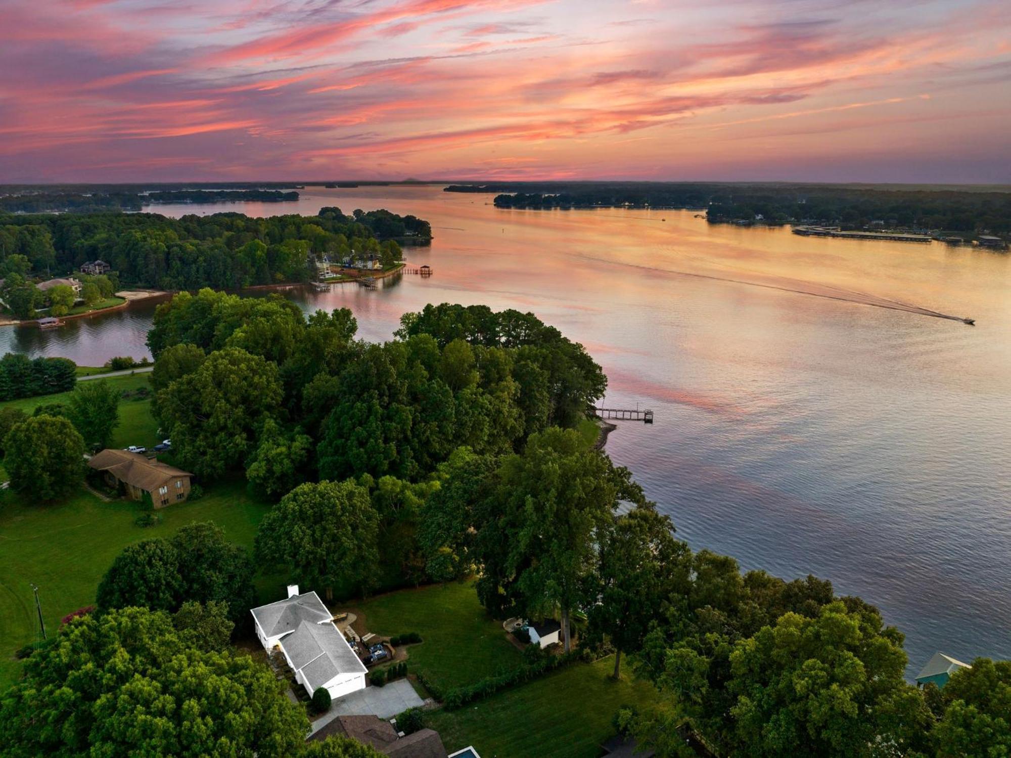 Lakefront Living Муурсвил Екстериор снимка